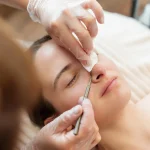 Una donna mentre fa un trattamento viso di pulizia profonda