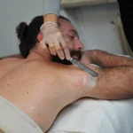 Si vede un ragazzo mentre si sottopone all'epilazione tradizionale