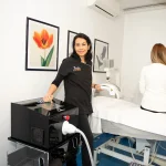 Si vede un'operatrice mentre prepara il laser prima della seduta con la cliente